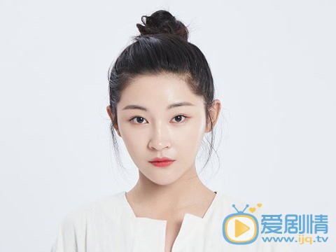 天雷一部之春花秋月风彩彩是谁？她是由谁饰演的？