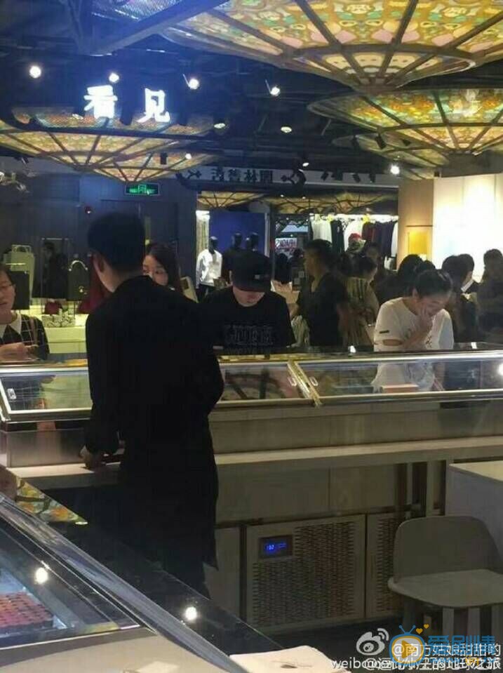 网友偶遇王思聪陪美女逛街吃美食